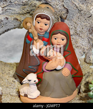 Peruviano scena della natività con la Santa Famiglia e il piccolo bambino Gesù ha fatto con ceramiche dipinte Foto Stock