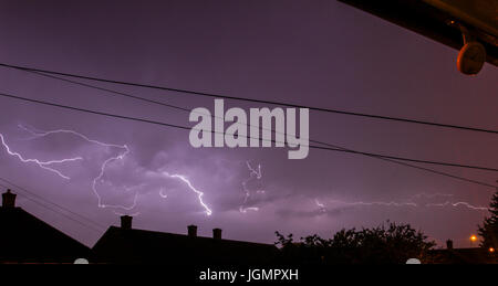 Regno Unito Meteo. Tempesta tuono nelle prime ore del mattino con spettacolari fulmini sopra le case del sonno. Lound tuoni e lampi luminosi. Foto Stock