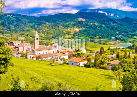 Il pittoresco villaggio di Pazzon vista panoramica, regione italiana Veneto Foto Stock