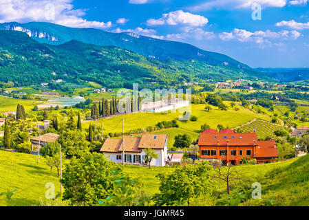 Il pittoresco villaggio di Pazzon valle e vista montagne, regione italiana Veneto Foto Stock