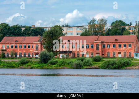 Vecchio sbriciolamento mattoni casa sul fiume Foto Stock