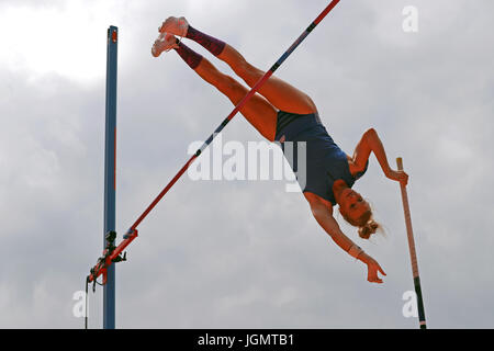 Stati Uniti d'America's Sandi Morris compete in campo femminile Pole Vault durante il 2017 Muller Londra anniversario giochi a Londra Stadium. Foto Stock