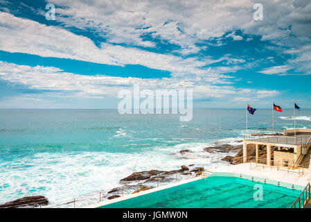 La spiaggia di Bondi piscina all aperto con oceano su un luminoso giorno. La spiaggia di Bondi è una delle più famose località turistiche in Australia Foto Stock