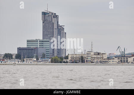 Torri di mare alto e Courtyard Marriott hotel visto dalle acque della baia di Gdansk a Gdynia, Polonia, 08 luglio, 2017. Foto Stock