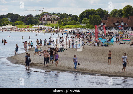 Lucertole da mare e turisti sulla spiaggia di Sopot, Polonia, 09 luglio, 2017. Foto Stock