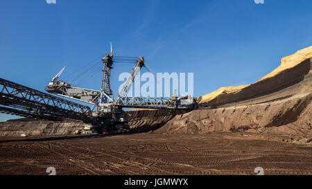 Benna-escavatore a ruote mining in un carbone marrone miniera a cielo aperto. Foto Stock