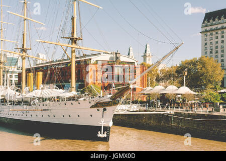 BUENOS AIRES, Argentina - 05 Maggio 2017: Museo Frigate Sarmiento Presidente, ormeggiata nei Docks di Puerto Madero Buenos aires, grattacieli sullo sfondo Foto Stock