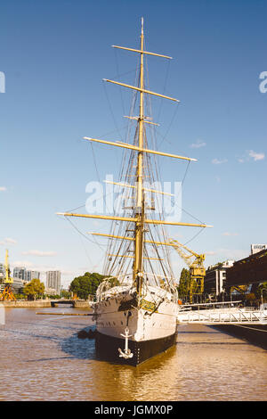 BUENOS AIRES, Argentina - 05 Maggio 2017: Museo Frigate Sarmiento Presidente, ormeggiata nei Docks di Puerto Madero Buenos aires, grattacieli sullo sfondo Foto Stock