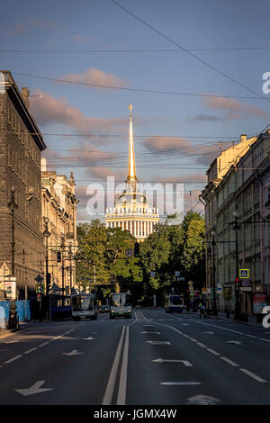 29.06.2017 ,Saint Petersburg , Russia . Il primo autobus a inizio estate mattina alla Prospettiva Nevsky Foto Stock