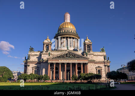 29.06.2017 ,Saint Petersburg , Riparazione della cupola di San Isaac, inizio mattinata estiva Foto Stock