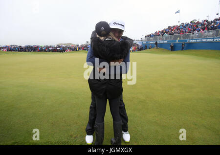 Spagna Jon Rahm celebra vincendo il Dubai Duty Free Irish Open con la fidanzata Kelley Cahill a Portstewart Golf Club. Foto Stock