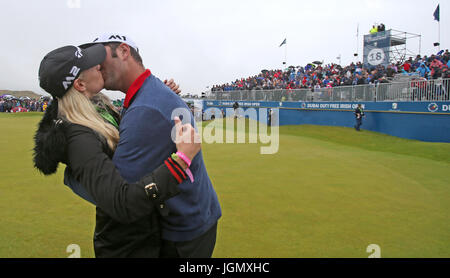 Spagna Jon Rahm celebra vincendo il Dubai Duty Free Irish Open con la fidanzata Kelley Cahill a Portstewart Golf Club. Foto Stock