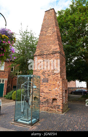 Millennium orologio fabbricato collocato di fronte al camino che era parte di un Wheelwright la fucina e antica fucina di cacao, il cantiere, Nantwich, Cheshire, Regno Unito Foto Stock