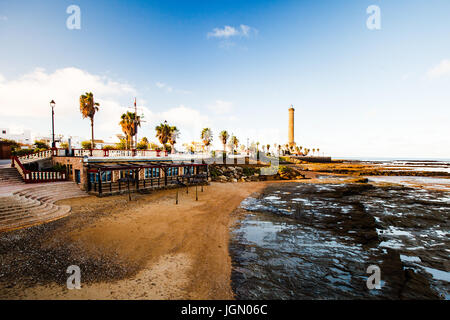 Faro e il terrapieno di Chipiona durante la mattina la bassa marea con un ristorante al primo piano e senza le persone. La costa di Anadalusia in Foto Stock