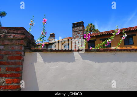 La missione di parete esterna, la Missione di San Juan Capistrano, CA Foto Stock