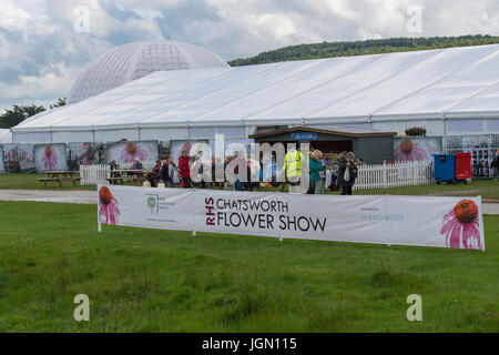 Showground in prima RHS Chatsworth Flower Show (persone aventi i rinfreschi presso il café vicino a floral marquee) Chatsworth House, Derbyshire, Inghilterra, Regno Unito. Foto Stock