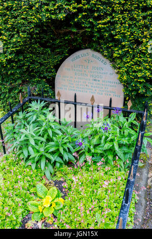 La tomba di Giovanni Piccolo nel sagrato della chiesa parrocchiale a Hathersage, Peak District, Derbyshire, England, Regno Unito Foto Stock