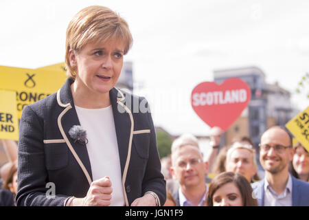 SNP Leader Nicola Storione sul sentiero di campagna alla vigilia del giorno della consultazione elettorale, al di fuori del Malmaison Hotel di Edimburgo. Dotato di: Nicola Storione dove: Edimburgo, Regno Unito quando: 07 giu 2017 Credit: Euan ciliegio/WENN.com Foto Stock