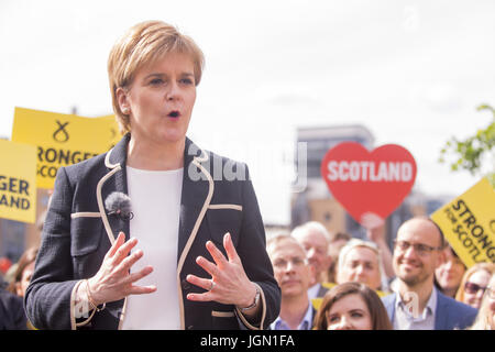 SNP Leader Nicola Storione sul sentiero di campagna alla vigilia del giorno della consultazione elettorale, al di fuori del Malmaison Hotel di Edimburgo. Dotato di: Nicola Storione dove: Edimburgo, Regno Unito quando: 07 giu 2017 Credit: Euan ciliegio/WENN.com Foto Stock