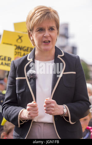 SNP Leader Nicola Storione sul sentiero di campagna alla vigilia del giorno della consultazione elettorale, al di fuori del Malmaison Hotel di Edimburgo. Dotato di: Nicola Storione dove: Edimburgo, Regno Unito quando: 07 giu 2017 Credit: Euan ciliegio/WENN.com Foto Stock