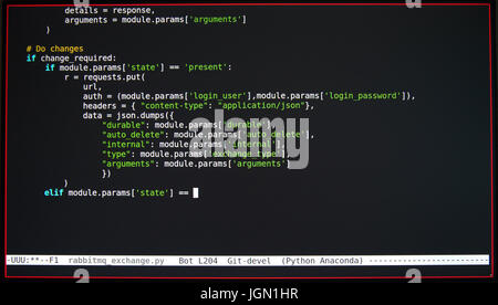 Schermata catturata mentre il programmatore modifica il codice sorgente del software in linguaggio Python Foto Stock