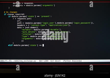 Schermata catturata mentre il programmatore modifica il codice sorgente del software in linguaggio Python Foto Stock
