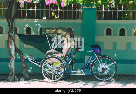 Carrello di rickshaw al Vietnam. Colorazione asiatica. Foto Stock