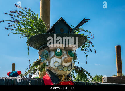 Lo Scarecrow delle scuole elementari locali sul tema della ‘passeggiata sul lato selvaggio’, RHS FlowersShow, Londra, Inghilterra, Regno Unito Foto Stock