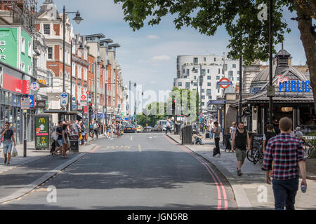 Il marciapiede, guardando a nord verso Clapham High Street, Londra Inghilterra Regno Unito in un pomeriggio estivo. Foto Stock