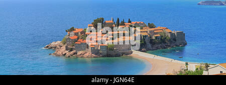 Panorama di Sveti Stefan isoletta nel mare adriatico Foto Stock