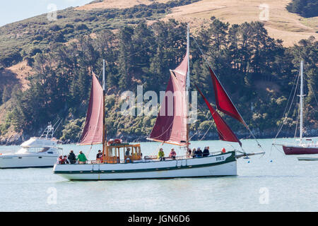 Yacht a vela nel porto di Akaroa, Isola del Sud, Nuova Zelanda Foto Stock