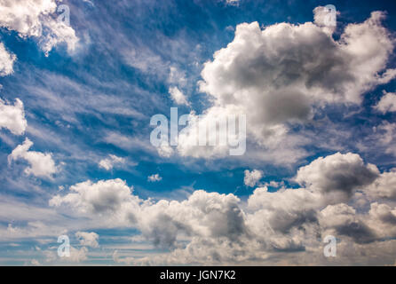 Cielo drammatico con cloud dinamico disposizione. nuvoloso sfondo meteo Foto Stock