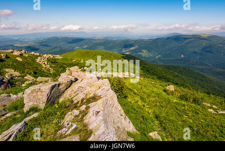 Enormi massi sul bordo della collina. bel tempo in estate paesaggio di montagna Foto Stock