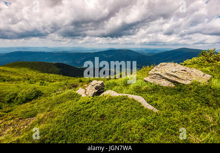 Enormi massi sul bordo della collina. bel tempo in estate paesaggio di montagna Foto Stock