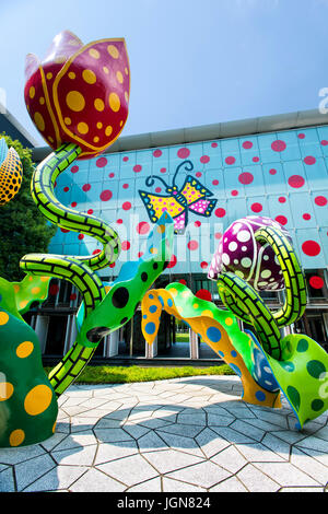 La Veggente di fiori, un arte ambientale della installazione di Yayoi Kusama a Matsumoto City Museum di arte. Foto Stock