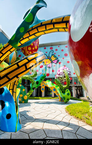 La Veggente di fiori, un arte ambientale della installazione di Yayoi Kusama a Matsumoto City Museum di arte. Foto Stock