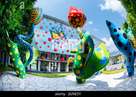 La Veggente di fiori, un arte ambientale della installazione di Yayoi Kusama a Matsumoto City Museum di arte. Foto Stock