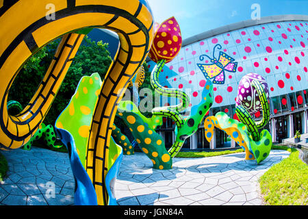 La Veggente di fiori, un arte ambientale della installazione di Yayoi Kusama a Matsumoto City Museum di arte. Foto Stock