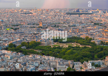 La città di Parigi al tramonto in Francia. Foto Stock