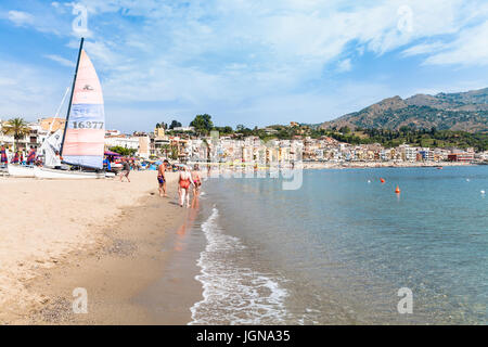 GIARDINI NAXOS, Italia - 28 giugno 2017: turisti e barche sulla spiaggia vicino lungomare di Giardini Naxos town. Giardini Naxos è località balneare sul Mar Ionio Foto Stock