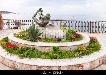 GIARDINI NAXOS, Italia - 28 Giugno 2017 : Scultura L' Arco (Arch) sul lungomare di Giardini Naxos town. Giardini Naxos è località balneare sul Mar Ionio c Foto Stock