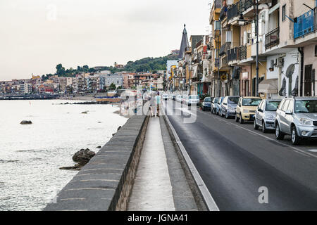 GIARDINI NAXOS, Italia - 28 giugno 2017: la gente a piedi lungo il litorale di Giardini Naxos town in serata d'estate. Giardini Naxos è stazione balneare sulla ioni Foto Stock