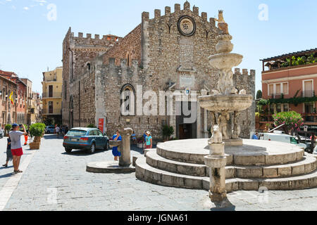 TAORMINA, Italia - 29 giugno 2017: i turisti di Piazza dell Duomo vicino alla fontana nella città di Taormina. Taormina è una località di villeggiatura sul Mar Ionio in Sicilia Foto Stock