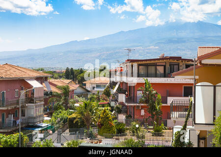 Viaggio in Sicilia, Italia - cottages sulla strada via ischia a Giardini Naxos città e vista del Monte Etna in estate Foto Stock