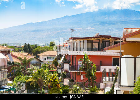 Viaggio in Sicilia, Italia - cottages sulla strada via ischia a Giardini Naxos town e la vista del Monte Etna in estate Foto Stock