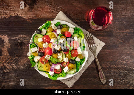 Insalata greca con la feta, verdure fresche e vini rosati Foto Stock