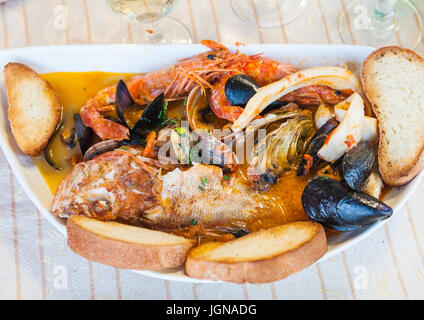 Prodotti tipici italiani - Zuppa di pesce con frutti di mare nel ristorante siciliano Foto Stock