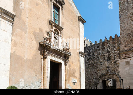 Viaggio in Sicilia, Italia - facciate della chiesa di Santa Caterina d' Alessandria e Palazzo Corvaia sulla Piazza Badia nella città di Taormina Foto Stock