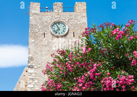 Viaggio in Sicilia, Italia - struttura Oleandri e la medievale torre orologio (Torre dell Orologio) a Piazza IX Aprile in Taormina città nel giorno di estate Foto Stock