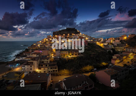 Città di Castelsardo in Sardegna nel crepuscolo Foto Stock